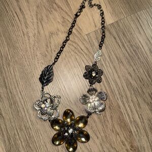 ⭐️Floral Black‎ and Silver Necklace⭐️